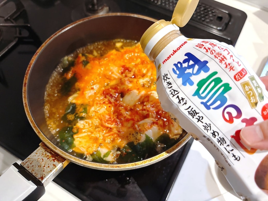だし入りみそで味付けする