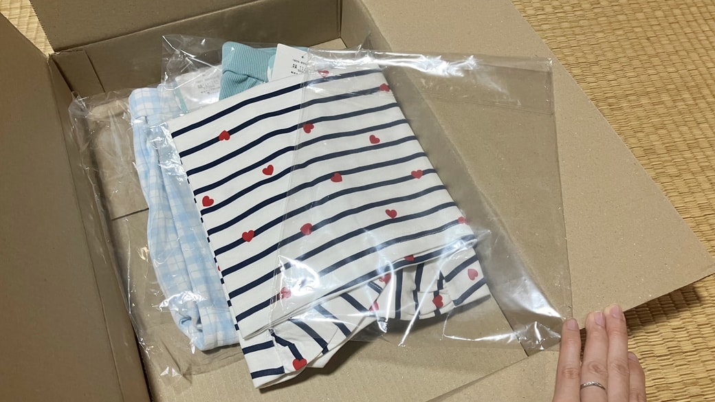 通販で買った服の透明なビニール袋