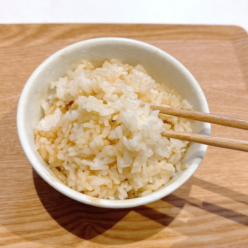 オイスターソースをごはんに絡める