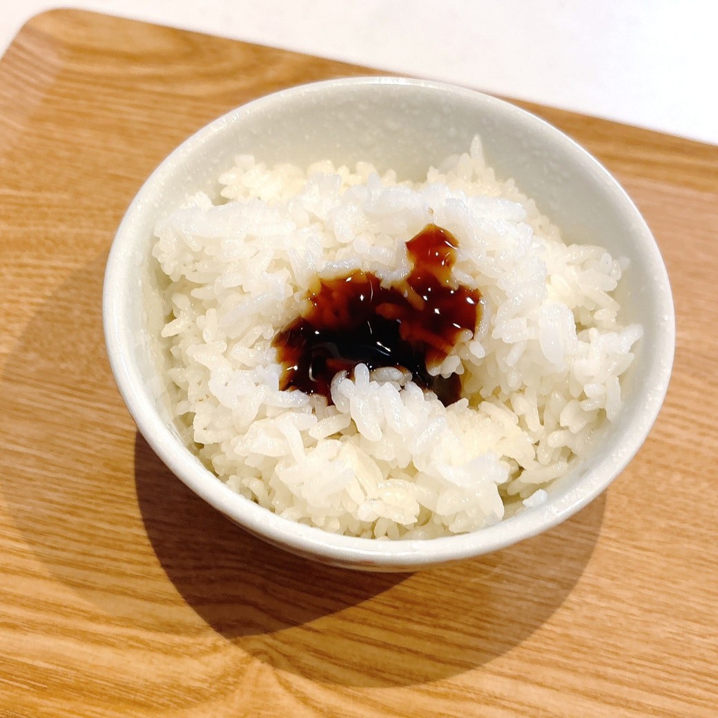 ごはんとオイスターソースを混ぜる