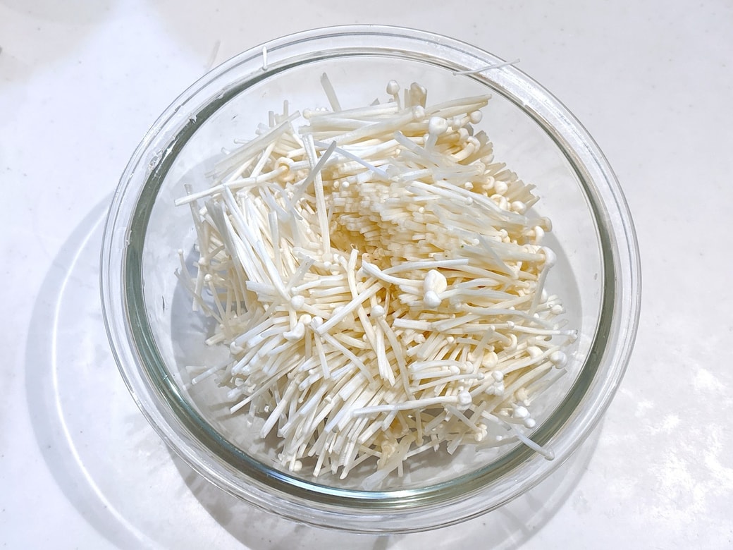 カットしたえのきを電子レンジで加熱する