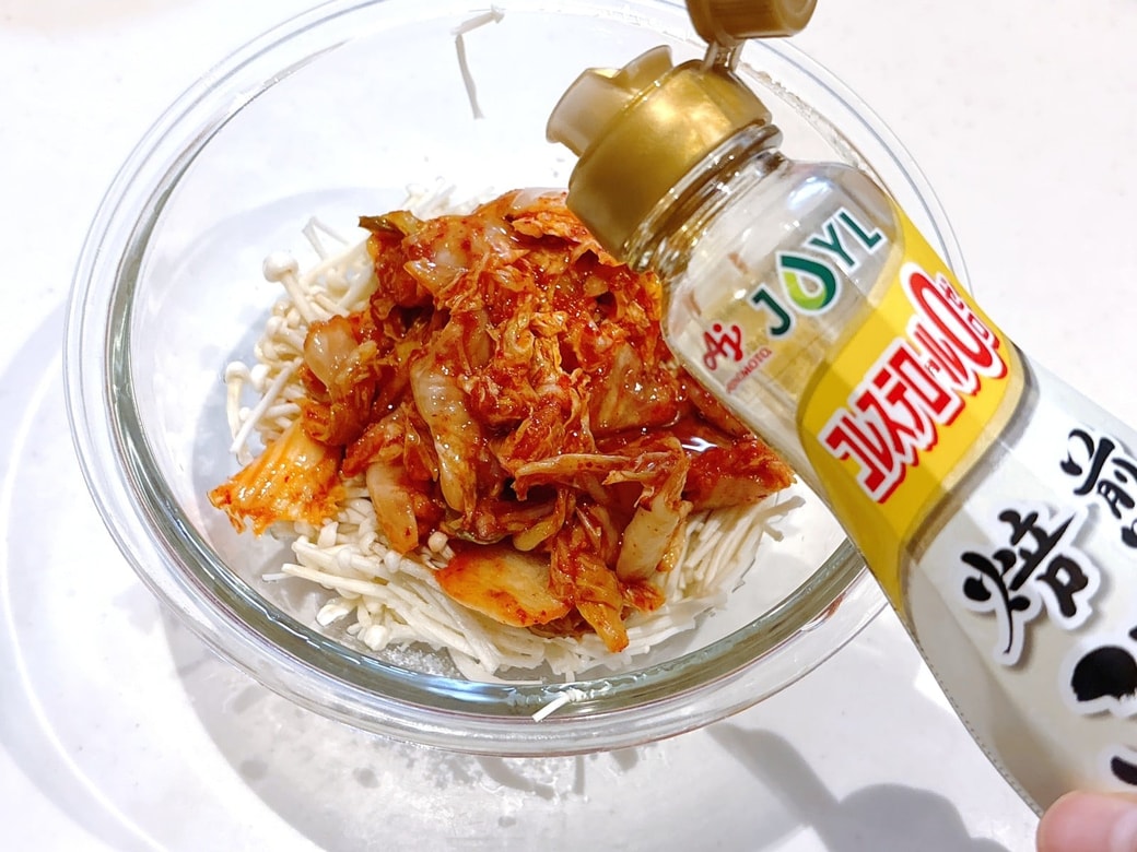 キムチと調味料を加えて和える