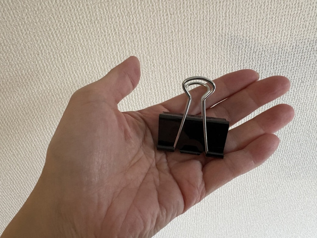 手のひらに乗せたダブルクリップ