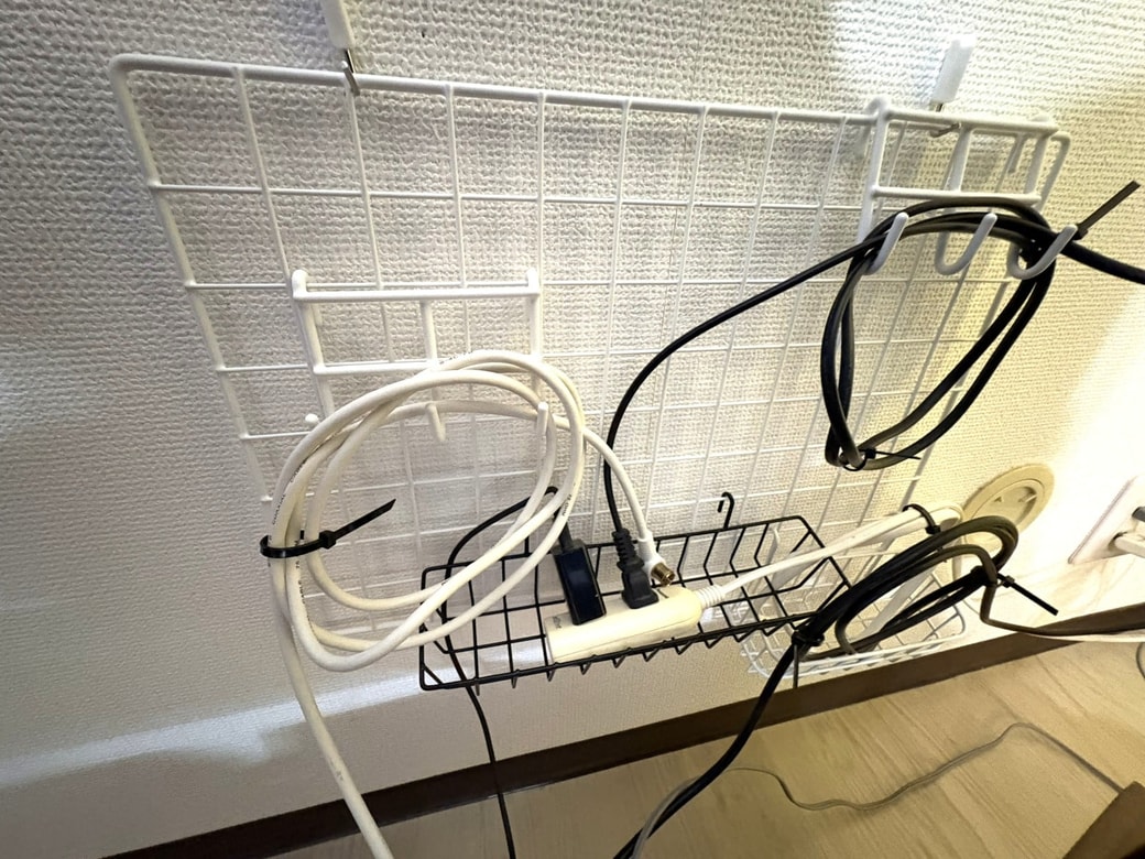 ケーブルをまとめてワイヤーネットに収納した様子