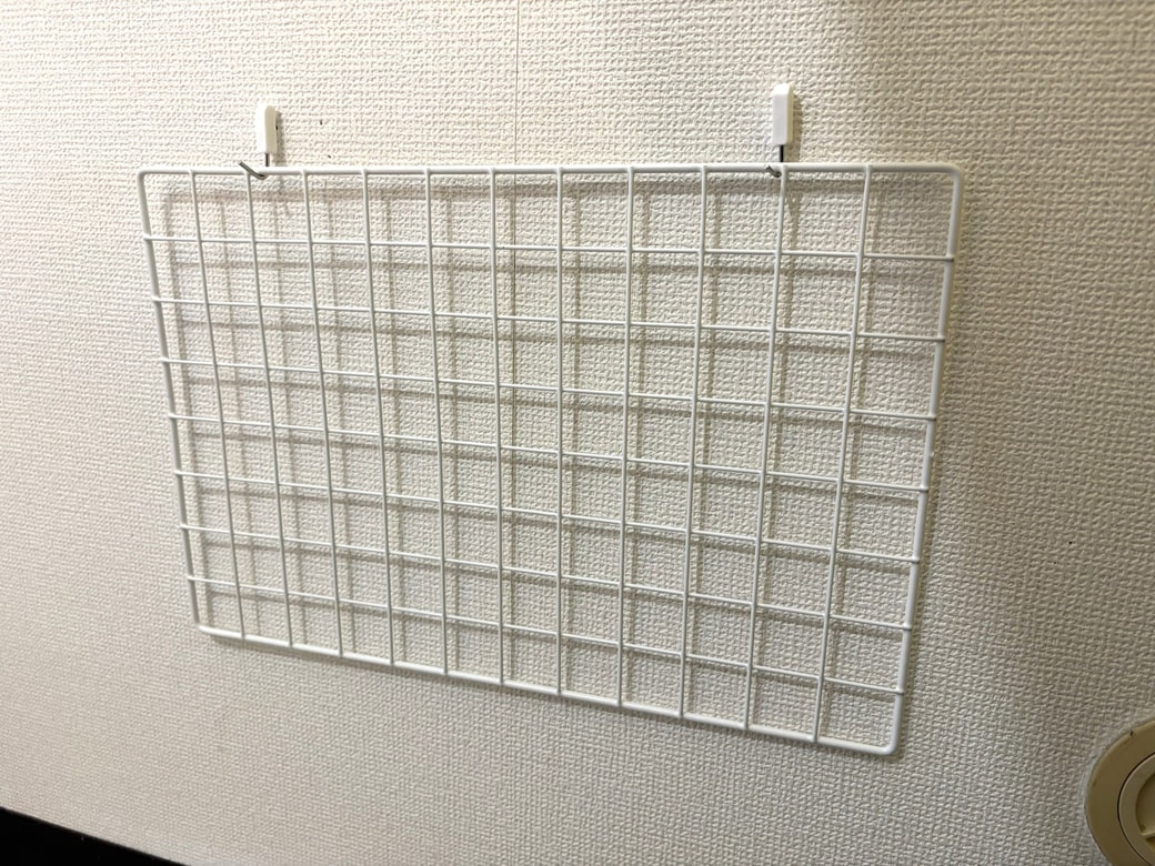 ワイヤーネットを壁に取り付けた様子