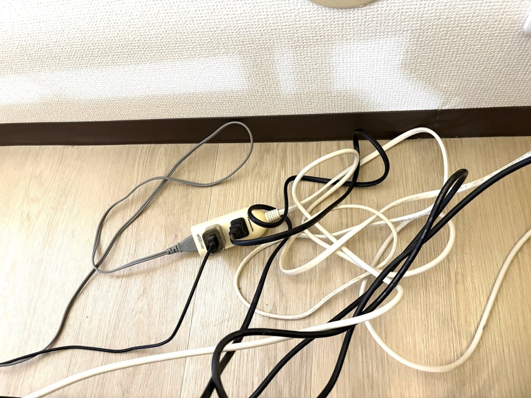 ぐちゃぐちゃなテレビの配線