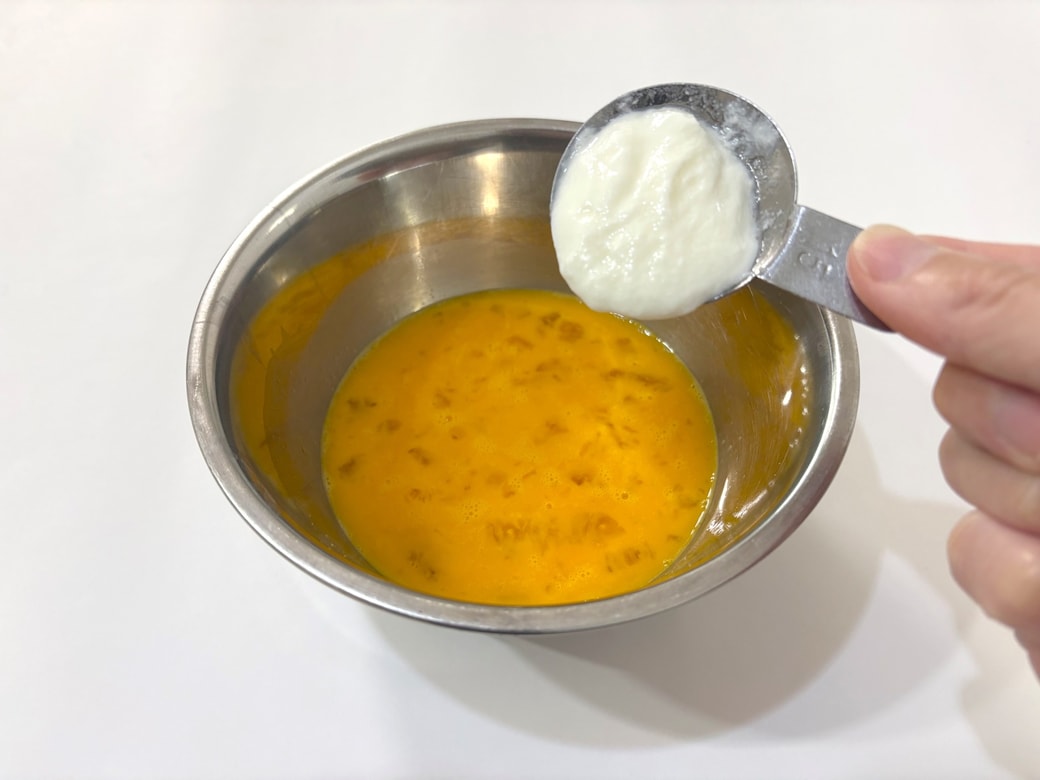 溶いた卵に調味料を加えて混ぜる