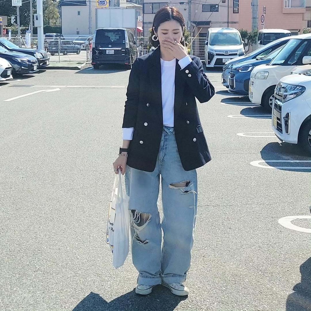 ダメージデニムとジャケットのミックスコーデ。
