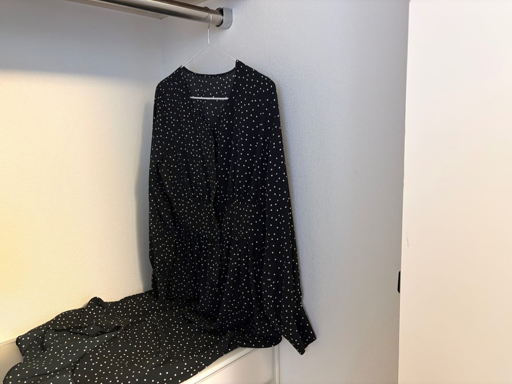 ロングワンピースだと収納ボックスの上にのってしまう