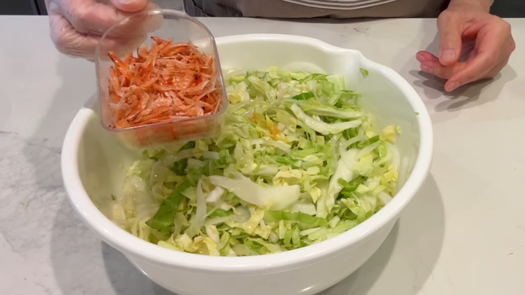 桜エビと野菜が入ったボウル