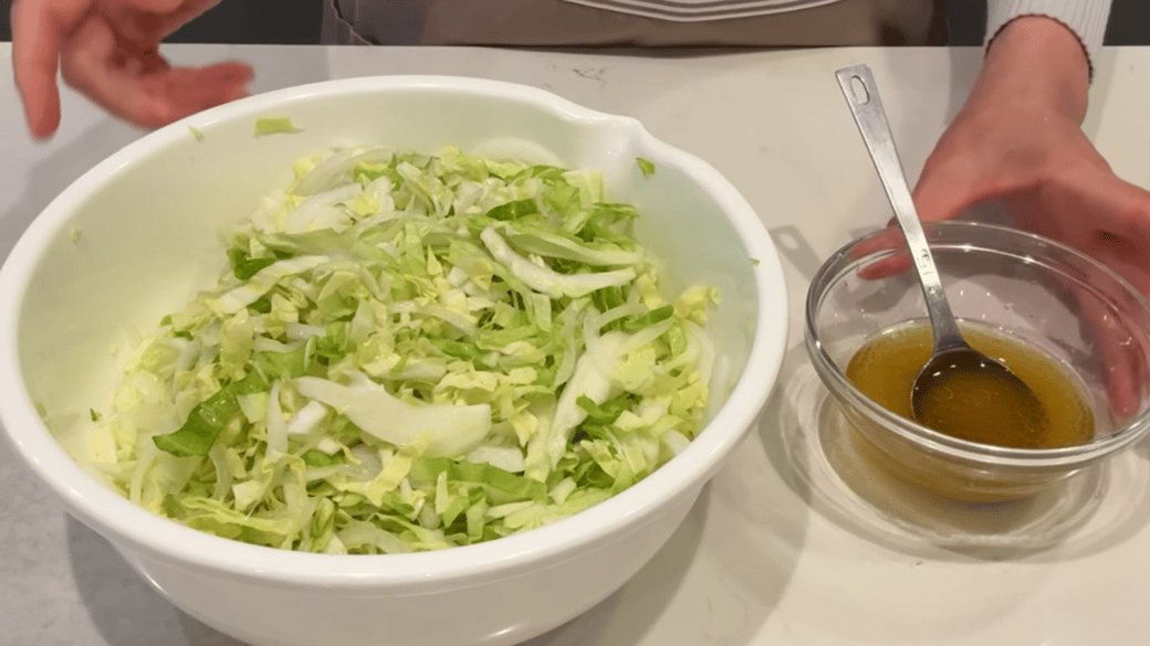 野菜が入ったボウルと調味料