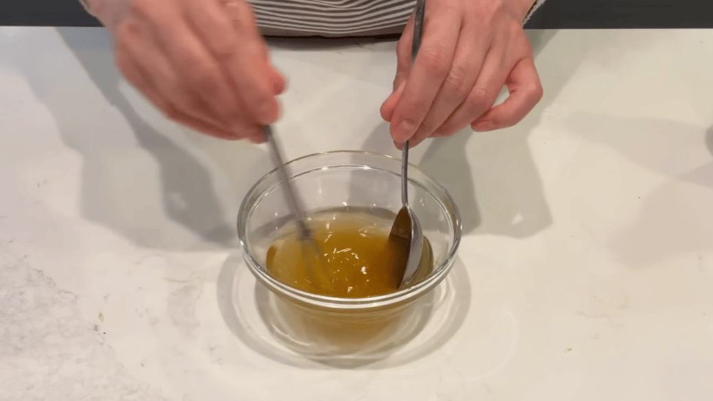 調味料を混ぜている人