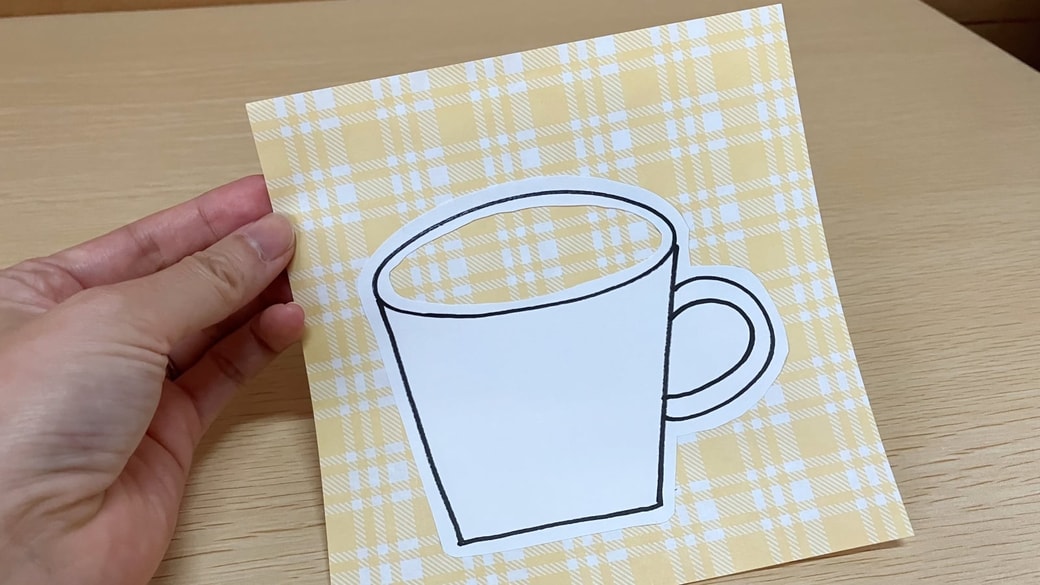 コップを折り紙に貼りつける