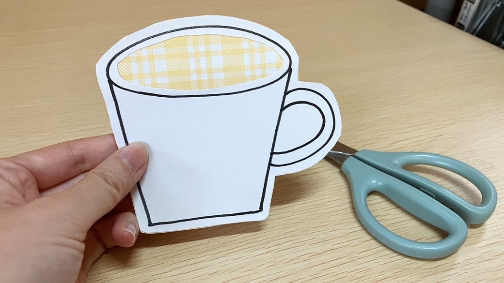 形に合わせて折り紙をカット