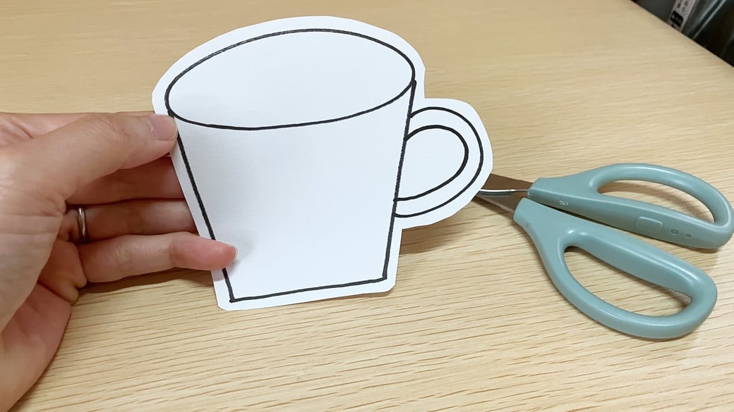 フチに余白を残してカップをカット