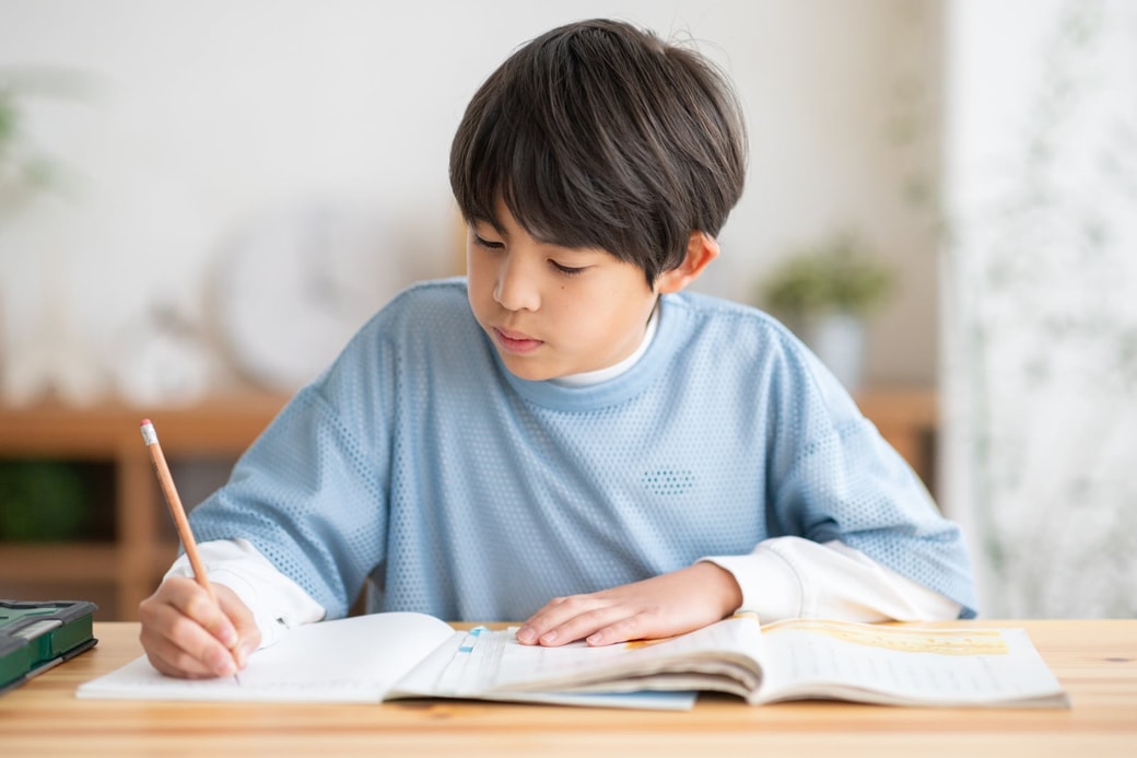 勉強中のこども