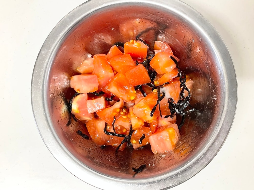 トマトの塩昆布和え
