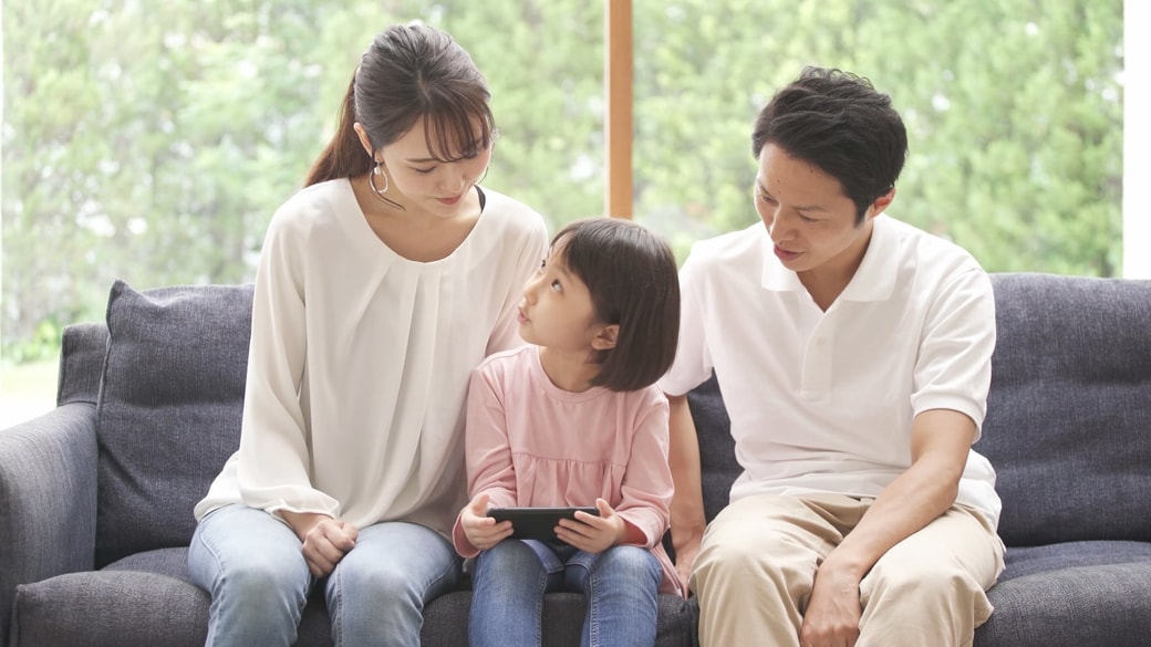 話し合う親子