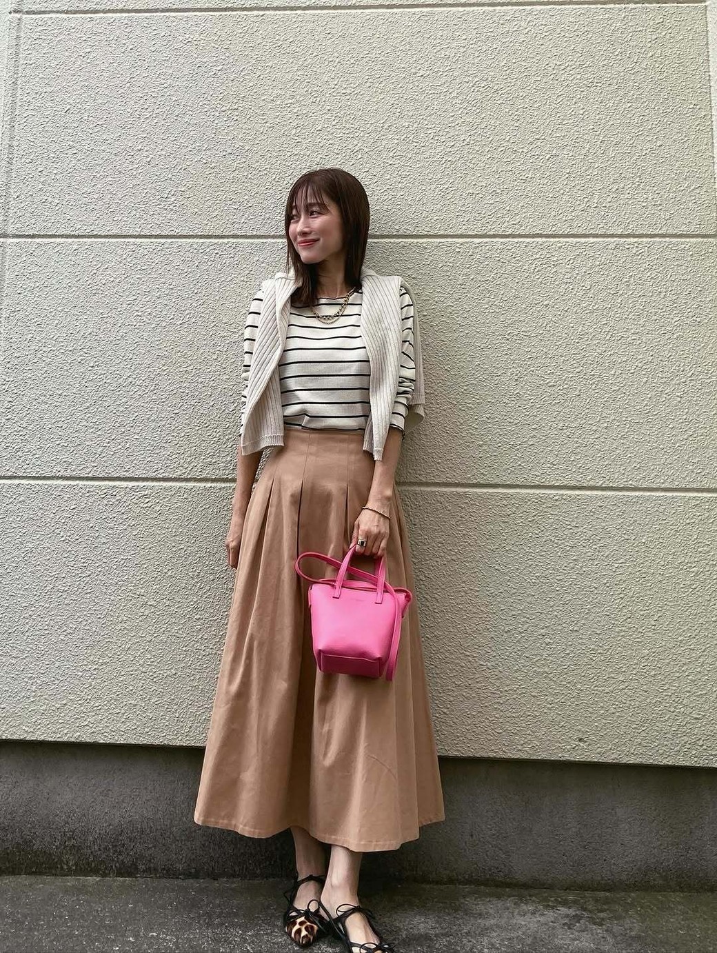 やわらかい色合いでまとめたフェミニンコーデ。