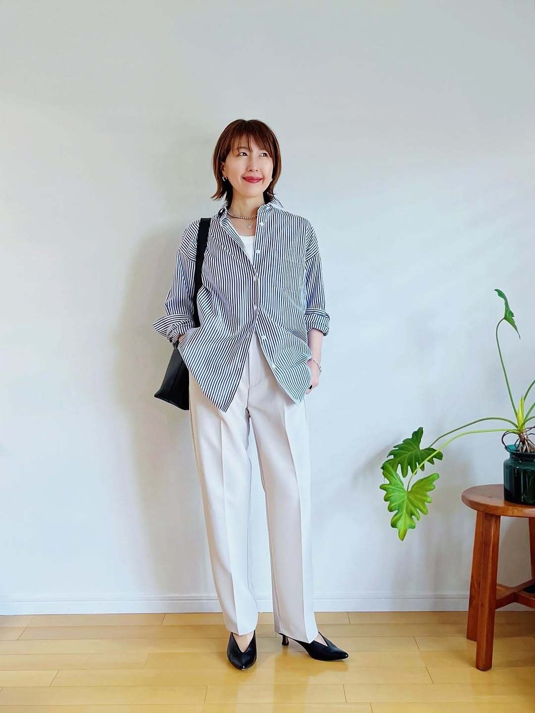 きちんと感のあるコーデに、アクセでカジュアルダウン。