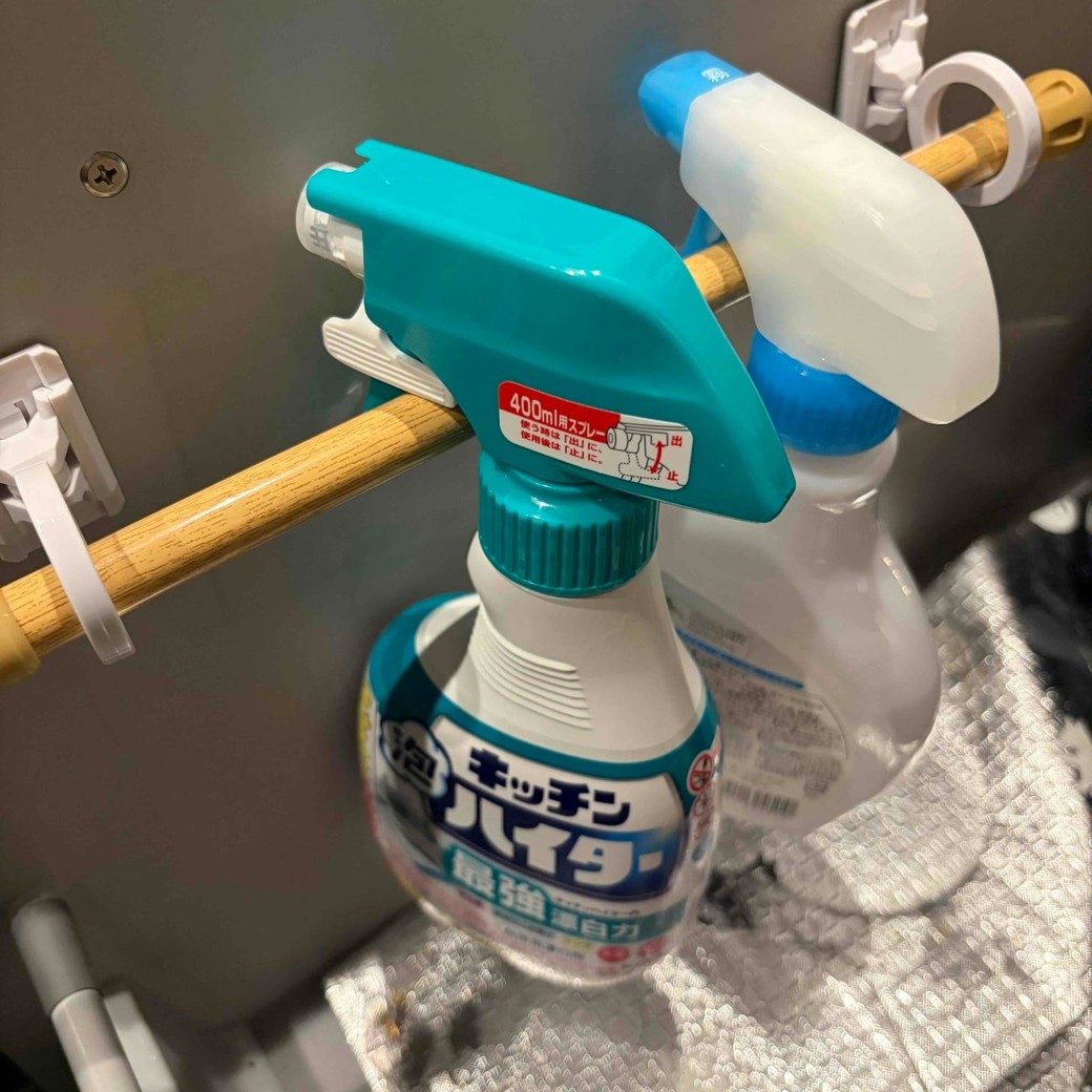 掃除用品をかけているところ