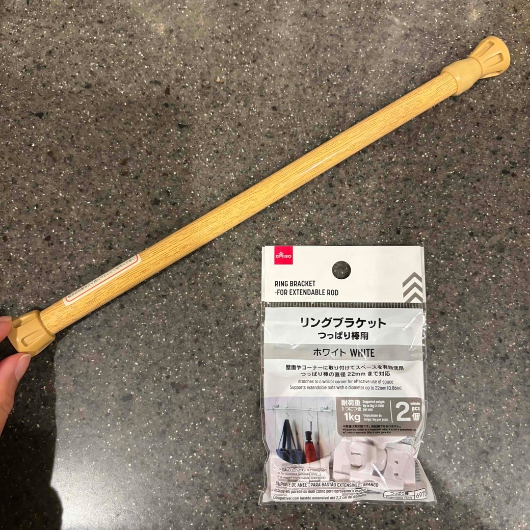 つっぱり棒とリングブラケットの写真