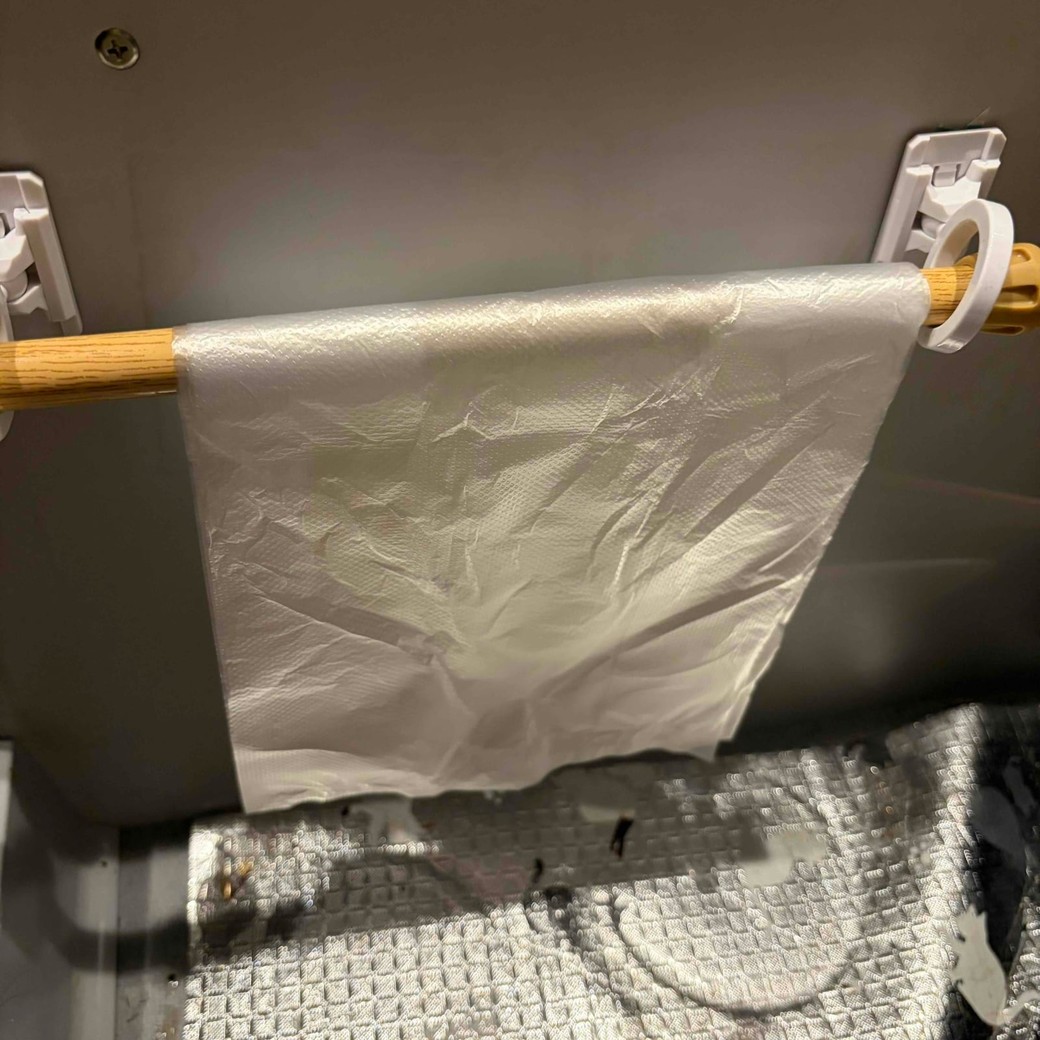 リングブラケットにかけるだけで、ビニール袋や掃除用品が収納できる