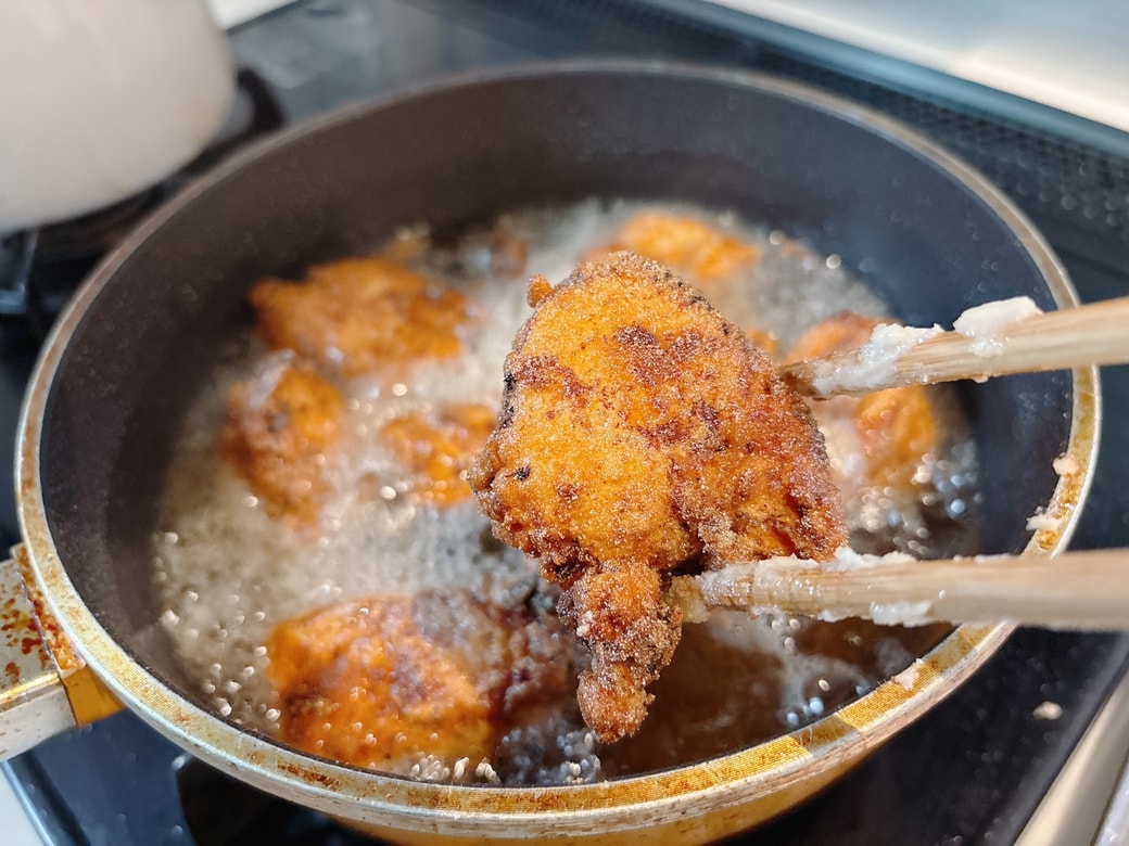 途中で空気にさらしながら揚げるとカリッとする