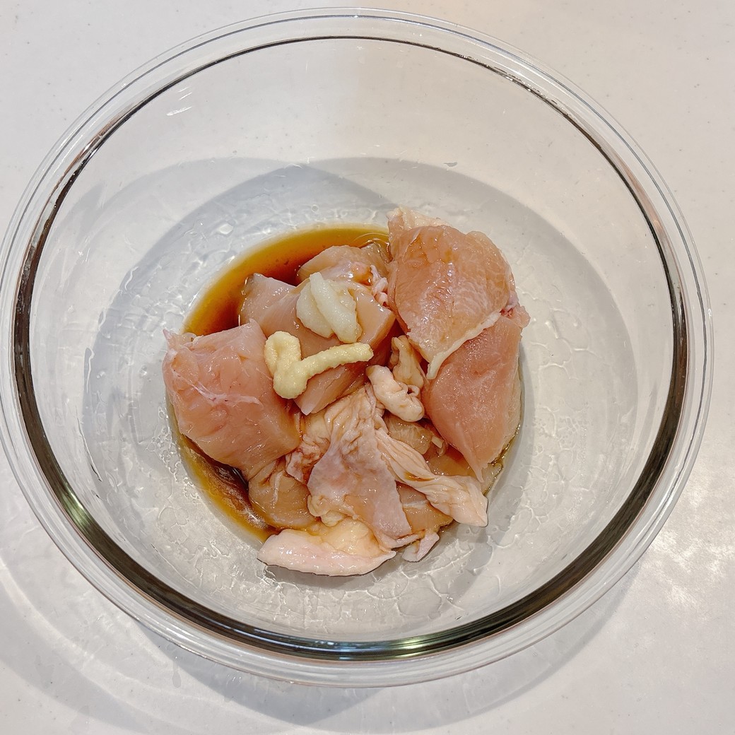 鶏肉をカットして、調味料で揉み込む