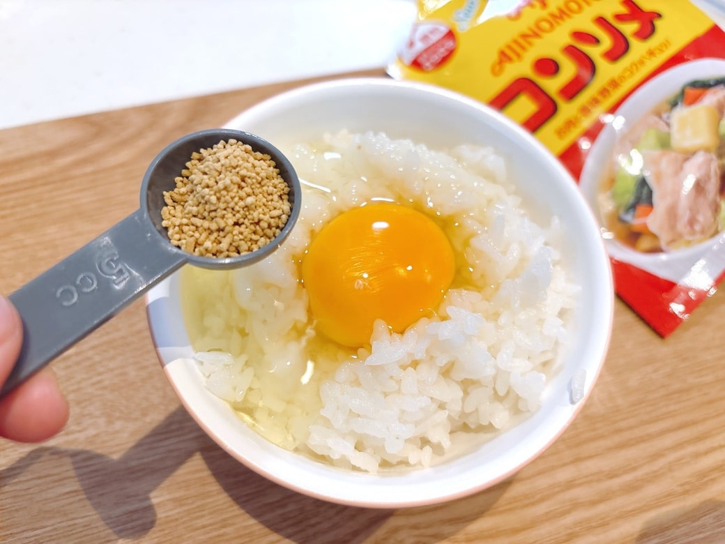 顆粒コンソメと粉チーズをふる