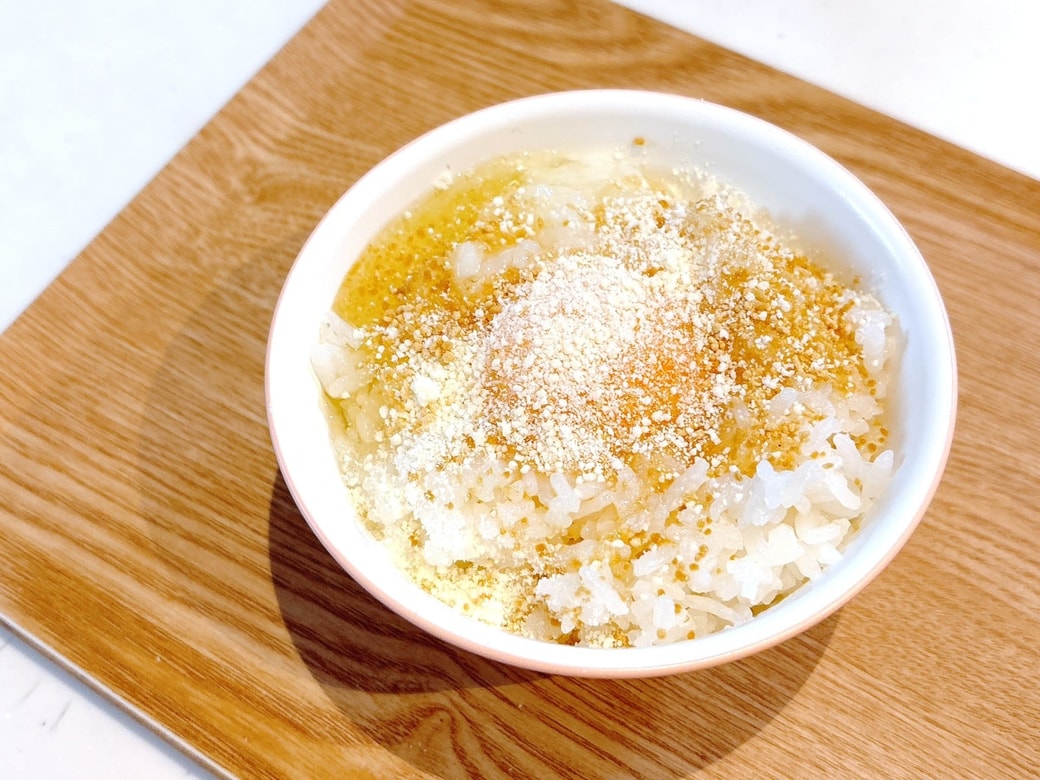 できあがったコンソメ卵かけごはん
