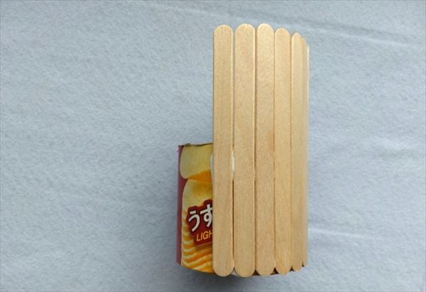 アイスの棒を貼り付けていく