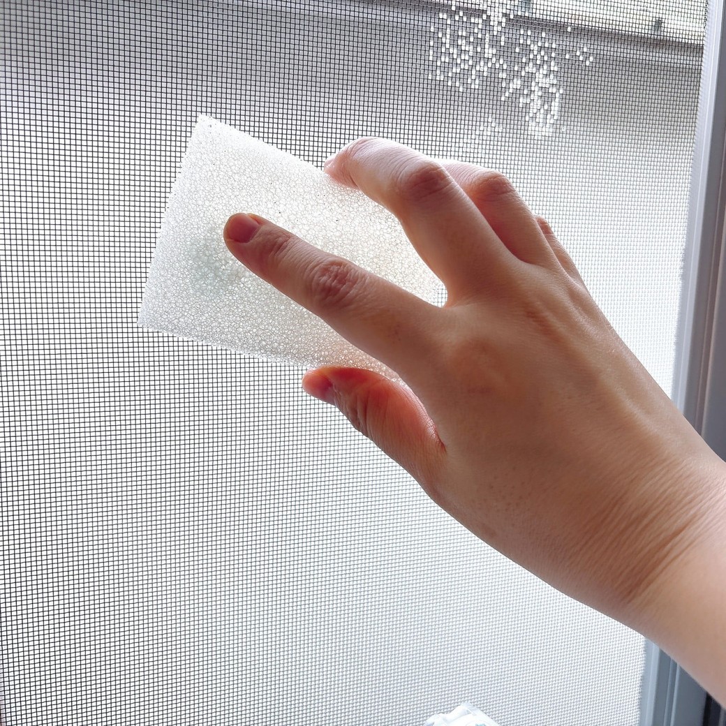 網戸全体に泡をいきわたらせる