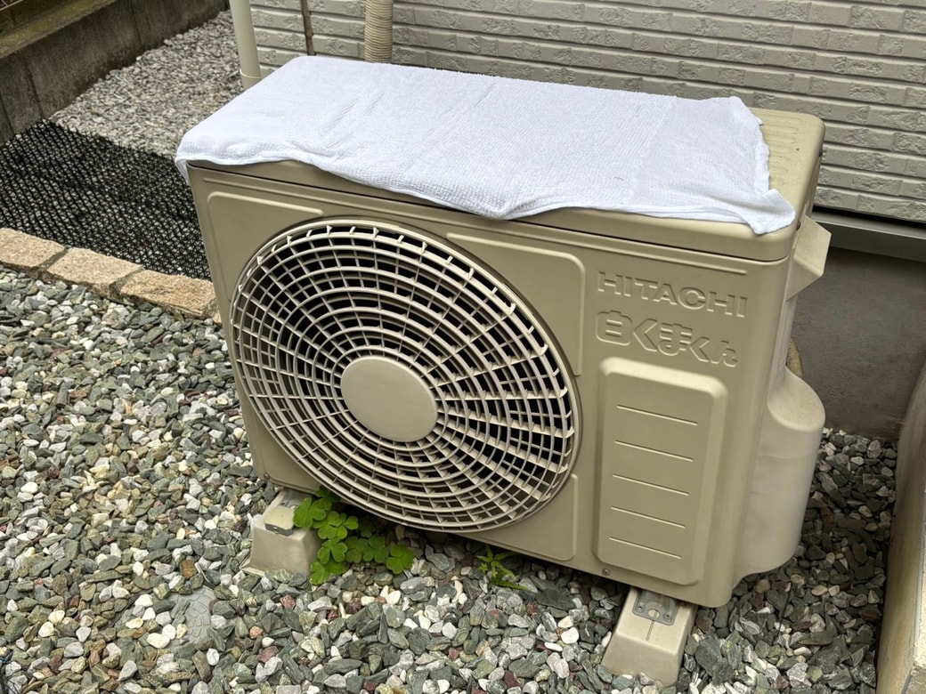 NG・室外機に濡れタオルをかける