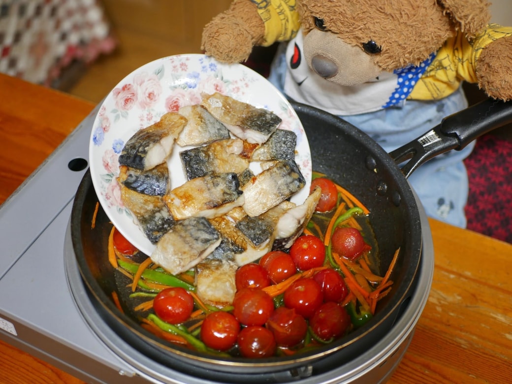 サバを戻し入れる
