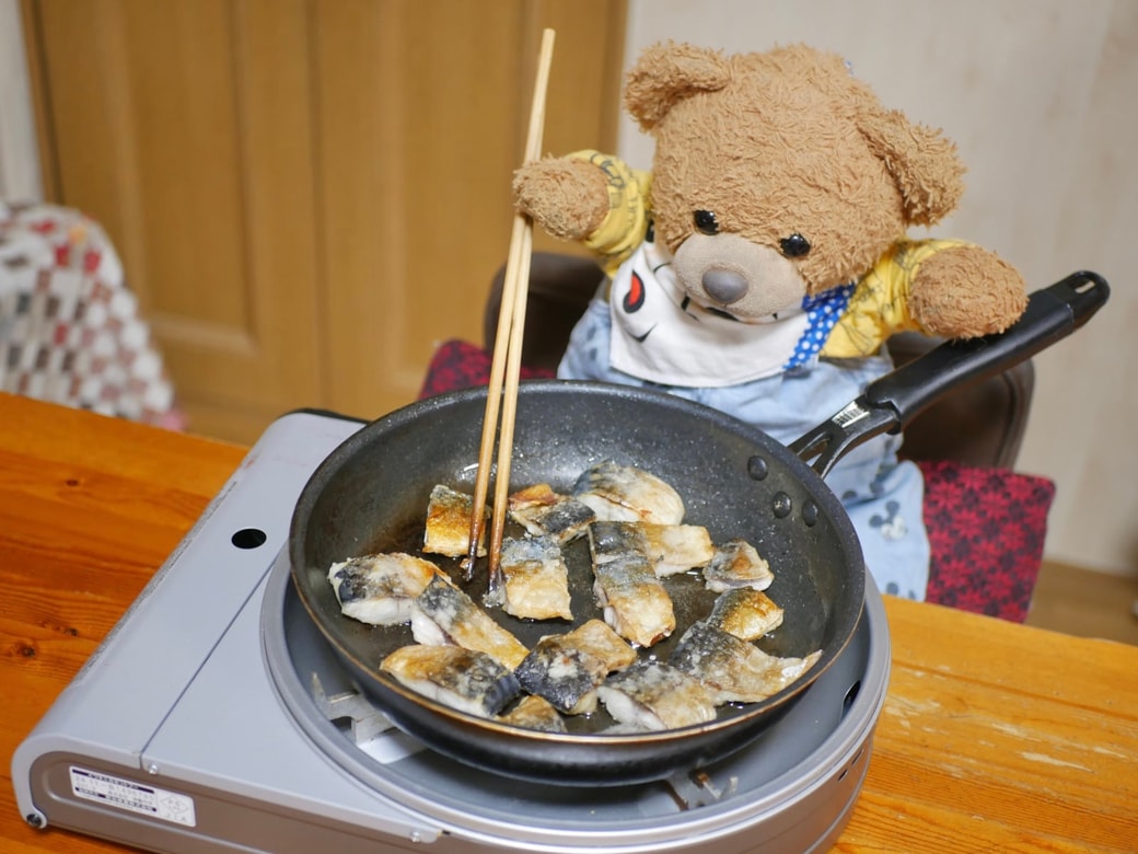 塩サバを焼くくまくん