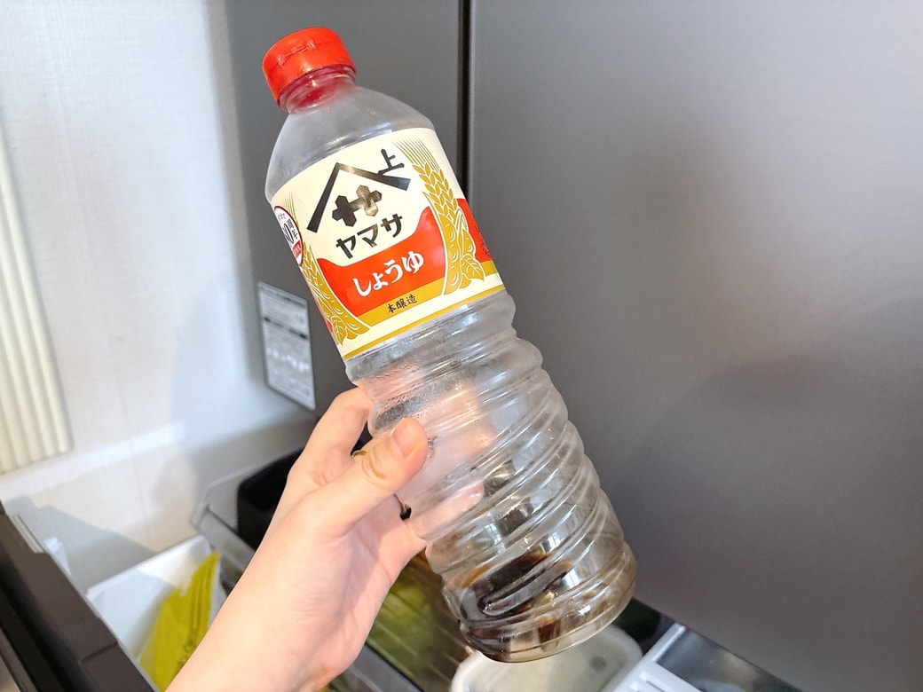 調味料の残量をチェックする
