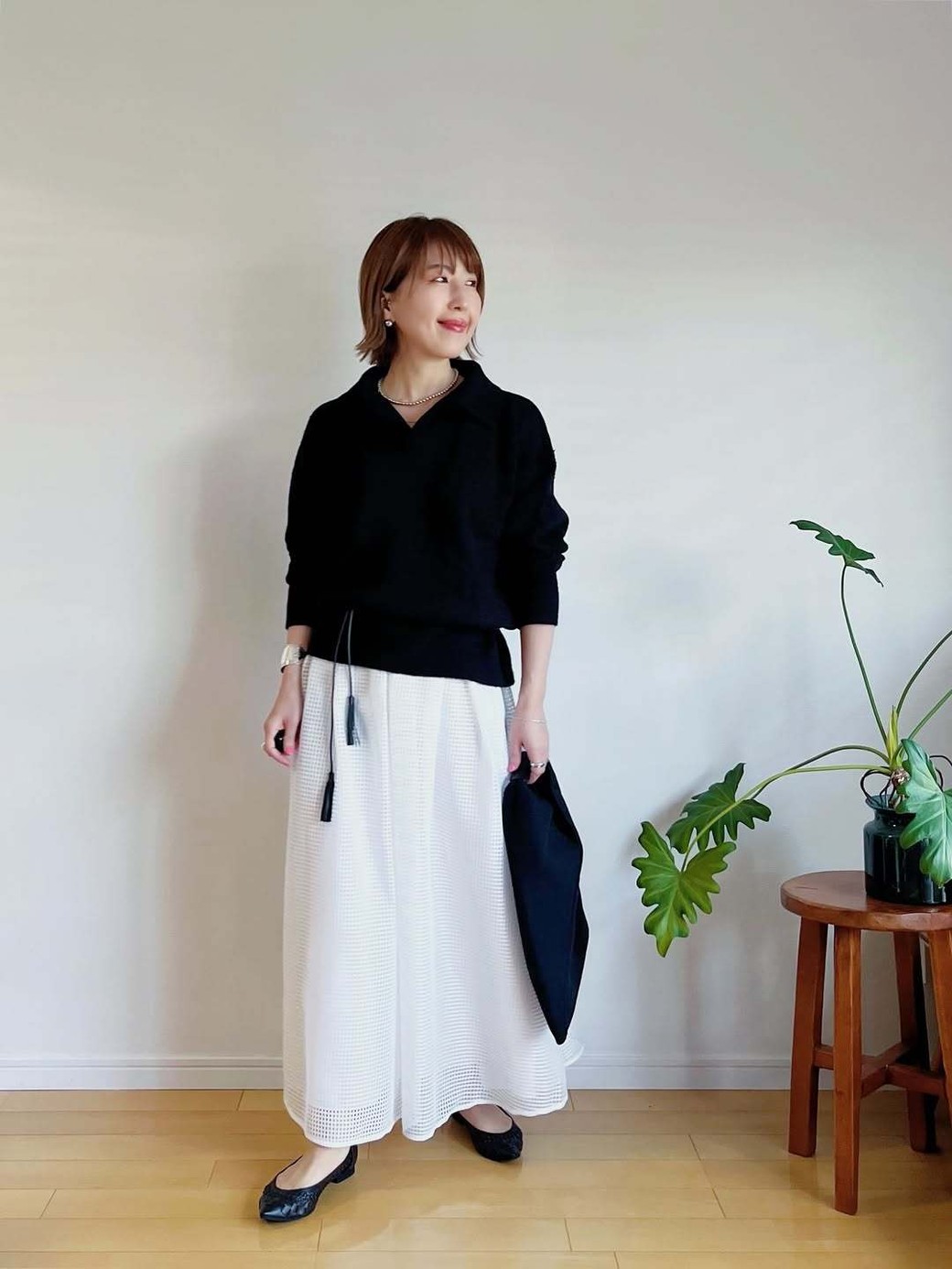 白ボトム以外は黒でまとめた、失敗知らずの鉄板コーデ。
