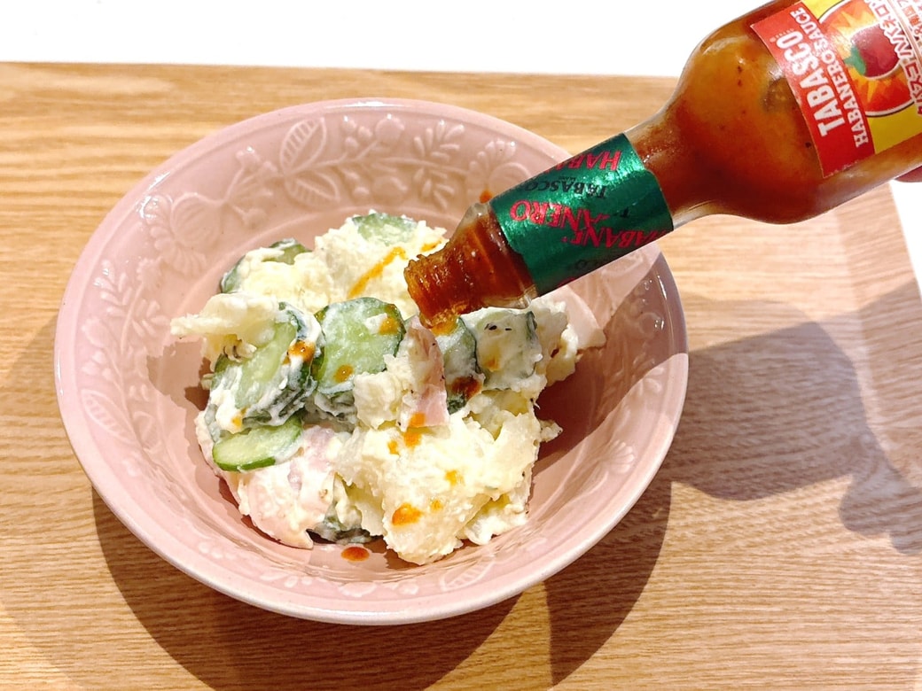ポテトサラダにタバスコをかける
