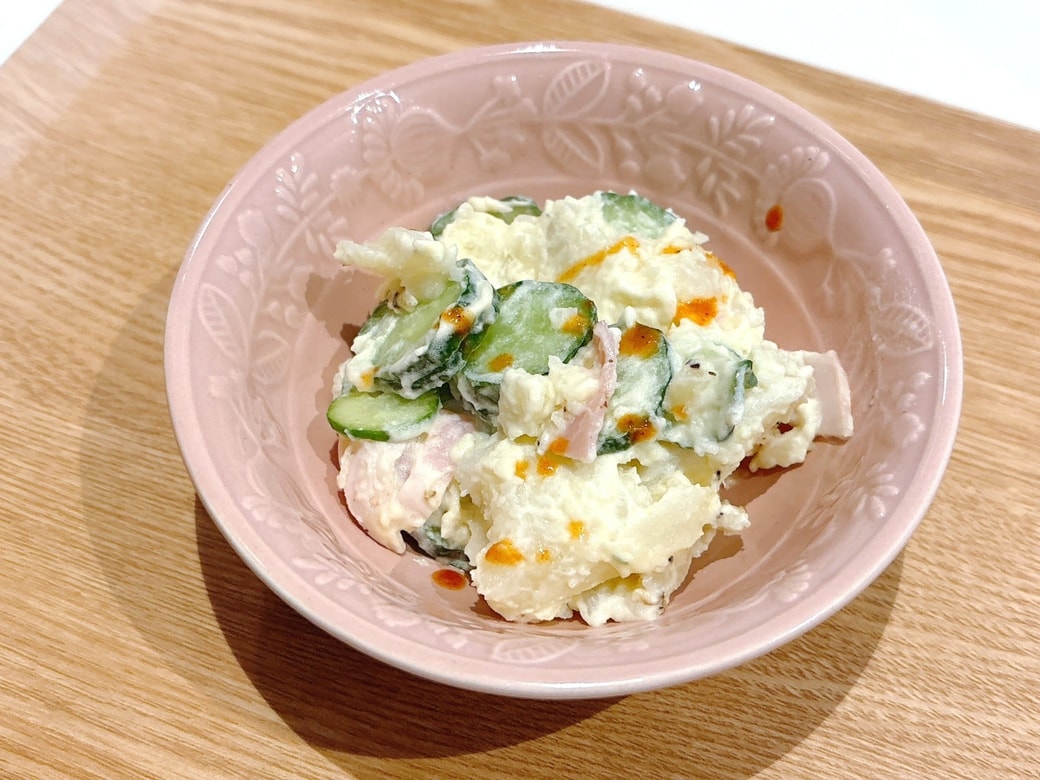 タバスコをかけたポテトサラダ