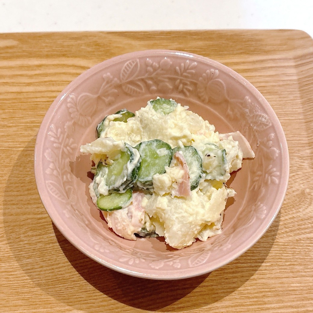 ポテトサラダを1人分盛り付ける