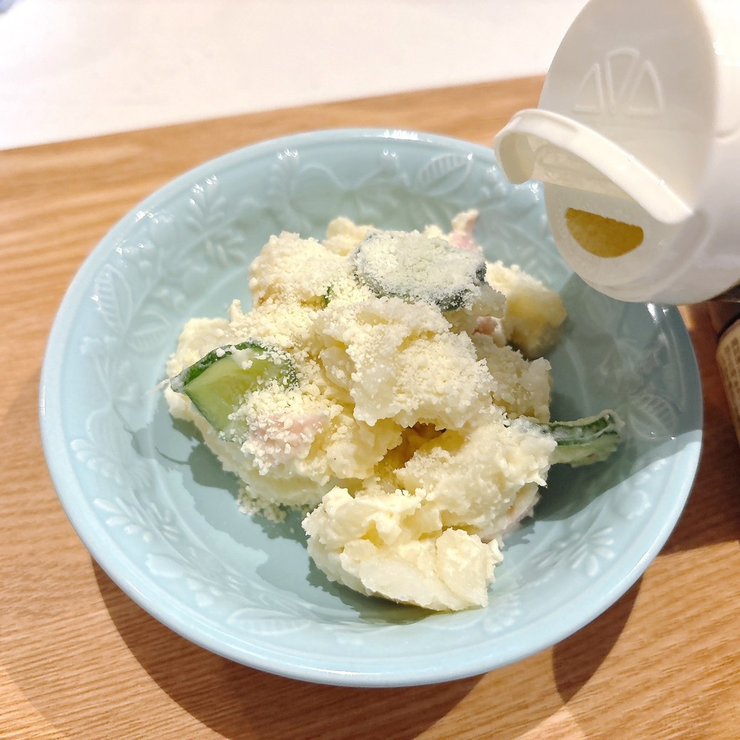 ポテトサラダに粉チーズをかける