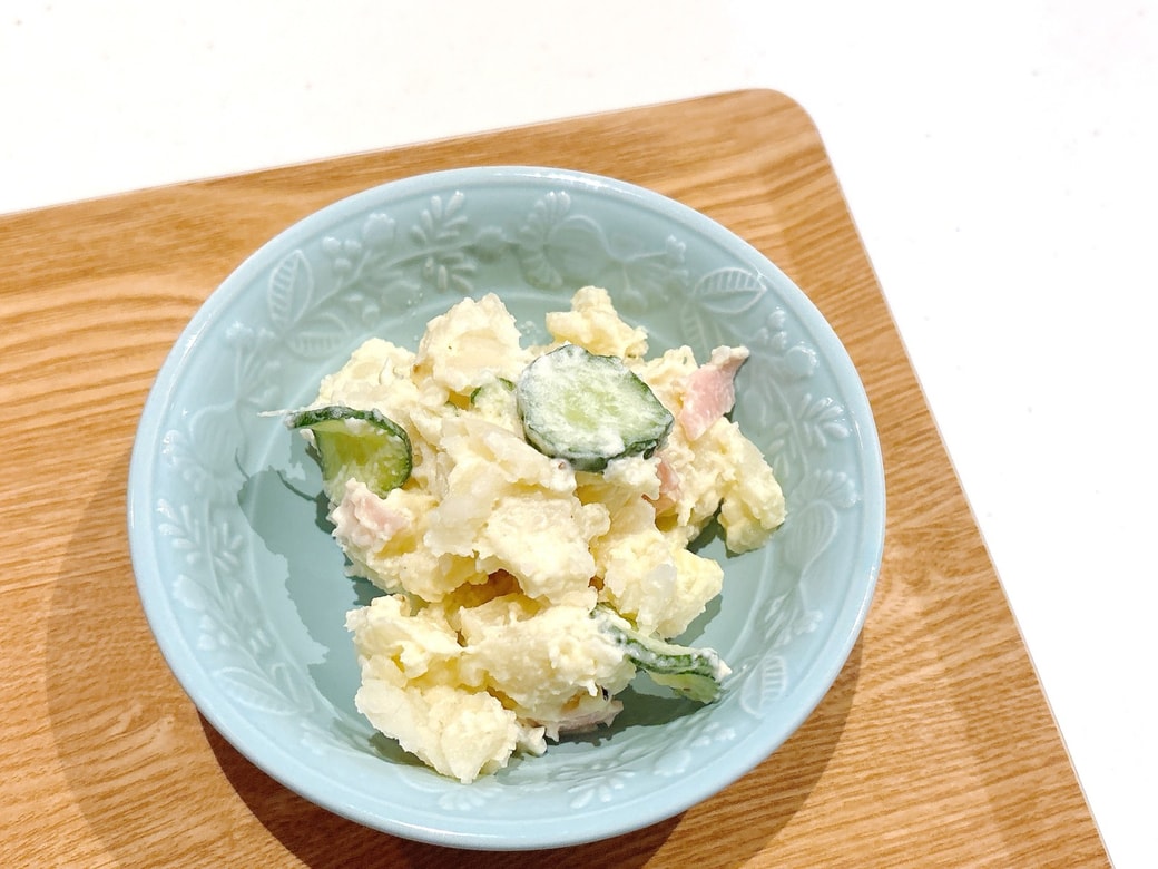 ポテトサラダを1人分盛り付ける