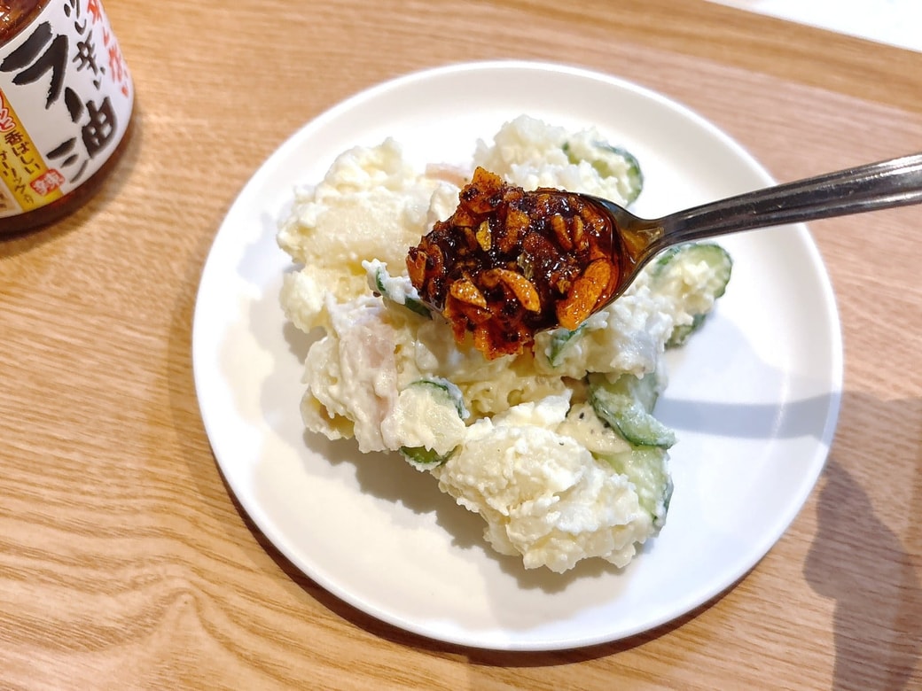 ポテトサラダに食べるラー油をのせる