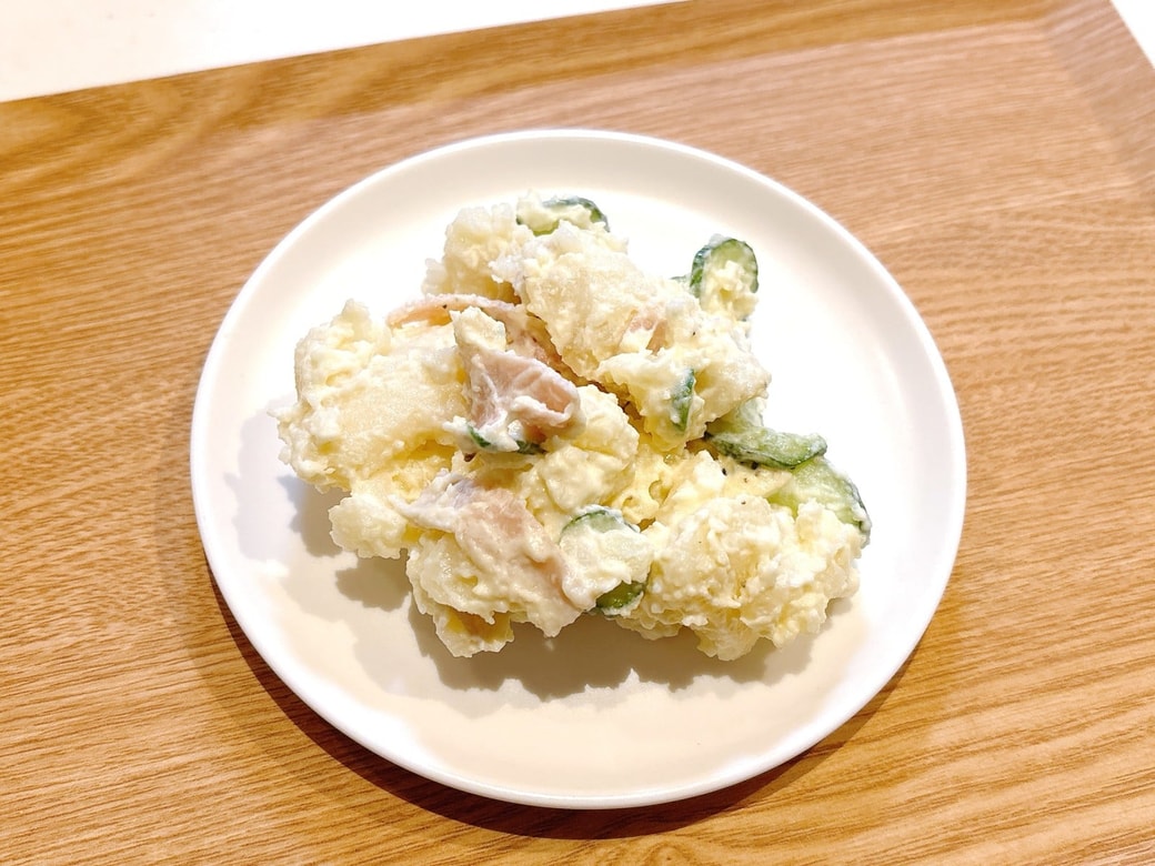 ポテトサラダを皿に盛り付ける