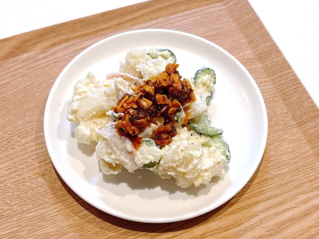ポテトサラダの食べるラー油のは、辛味と食感がいいアクセントになる