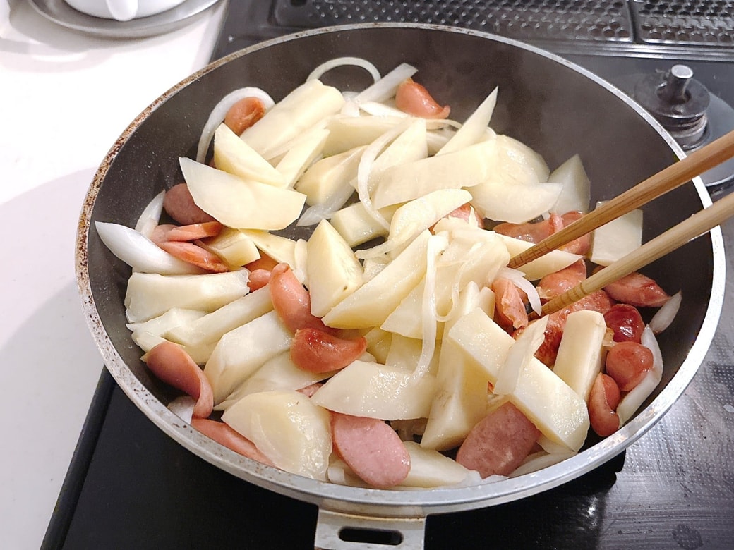 電子レンジで加熱したじゃがいもと具材を、フライパンでさっと炒めるだけ