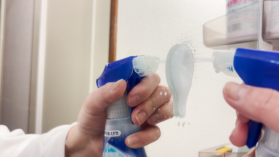 鏡に直接洗剤をスプレー