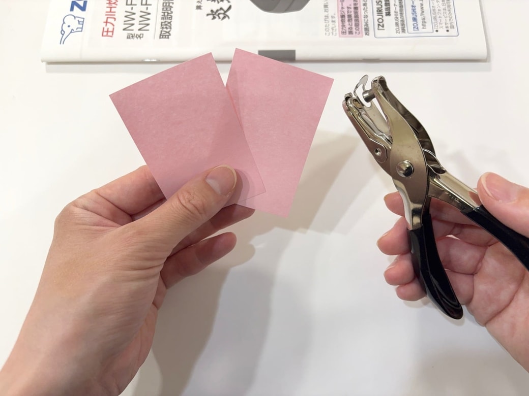 ふせん2枚と穴あけパンチ
