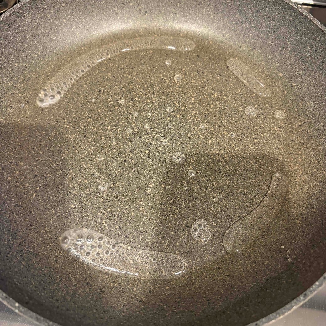 フライパンの水が沸騰しているところ